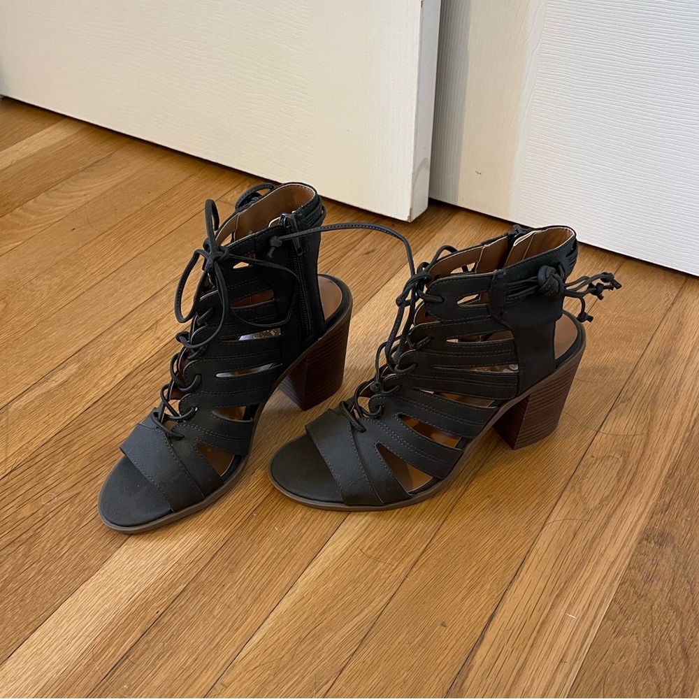 Buckle heels - Picture 3 of 3